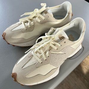 Women’s New Balance 327 size 8 NWOT